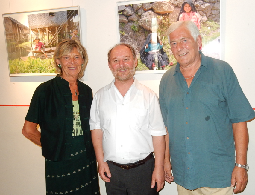 Martina Theilig, Vize-Landrat Rainer Zobel und Hans-J&uuml;rgen Theilig (v. l. n. r.) bei der Ausstellungser&ouml;ffnung 'Kinder unserer Welt'