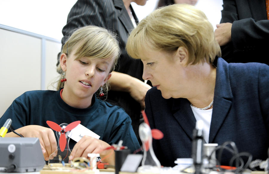 Frau Merkel konnte sich konkrete Einblicke in das praktische Unterrichtsgeschehen verschaffen