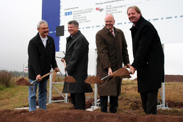 G. Grenzd&ouml;rfer (EUROVIA), G. Irrgang (B&uuml;rgermeister Geraberg), A. Krey (LEG) und Landrat B. Kaufhold