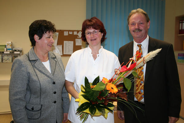 Gl&uuml;ckw&uuml;nsche in Form von Blumen &uuml;berbracht