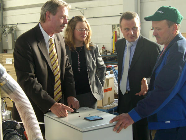 Dr. Kaufhold und Fr. Machalett lassen sich die UV-Desinfektionsanlage ABOX&reg; S 360 erl&auml;utern