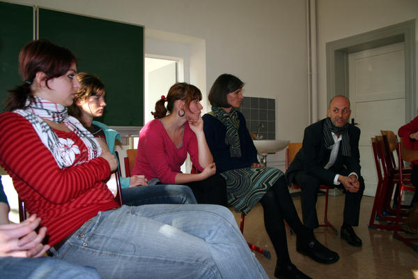 Dr. Henrik Engel (1. v. r.) unterrichtet die Studierenden im Fach Kunstgeschichte
