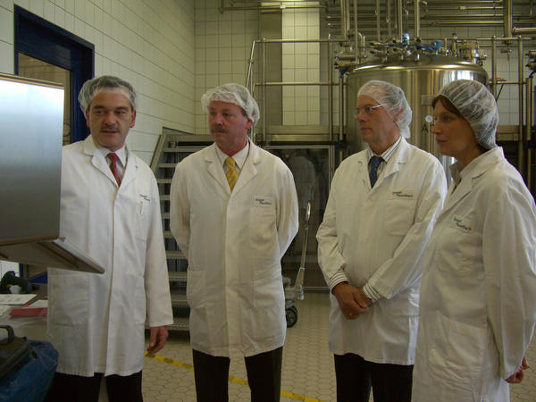Betriebsleiter & Gesch&auml;ftsf&uuml;hrer erl&auml;utern Dr. Kaufhold & Beate Misch die Liquida-Herstellung