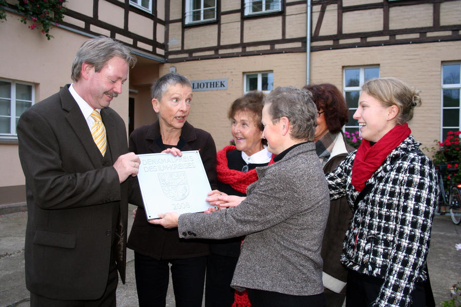Landrat Dr. Benno Kaufhold (1. v. l.) &uuml;berreicht den Denkmalpreis an den Freundeskreis Otto Kn&ouml;pfer