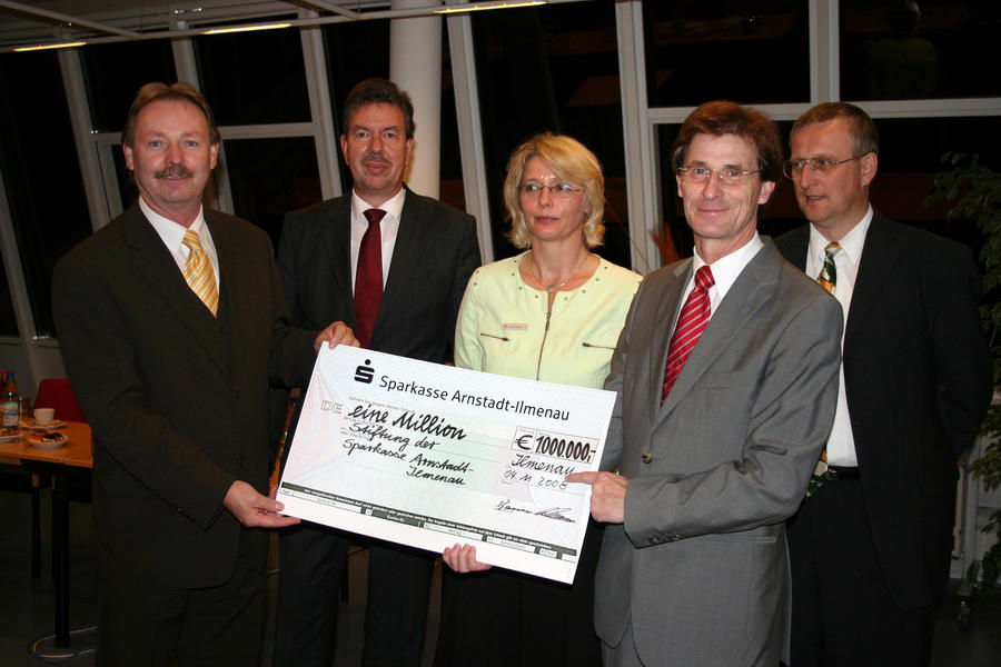 Die Mitglieder des Kuratoriums pr&auml;sentieren die Stiftung der Sparkasse Arnstadt-Ilmenau