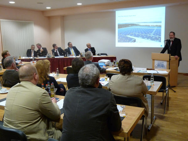 Am Rednerpult - Dr. Rainer Gegenwart, Gesch&auml;ftsf&uuml;hrer Masdar PV GmbH bei seinem Vortrag