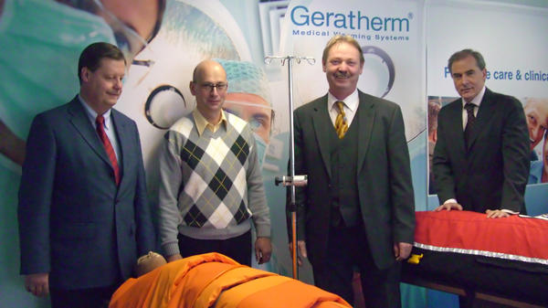 Dr. G. Frank (r.) w&auml;hrend der Pr&auml;sentation der medizinischen W&auml;rmesysteme f&uuml;r OP & Rettungsbereich