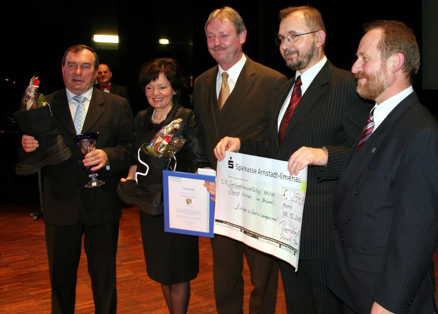 Geschenke zum Nikolaustag: LR B. Kaufhold und Vize-Landrat Rainer Zobel &uuml;berreichten Gastgeschenke.