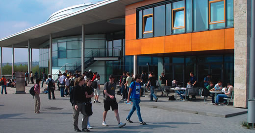 Bild vergrößern: Studenten vor dem Humboldthaus der TU Ilmenau