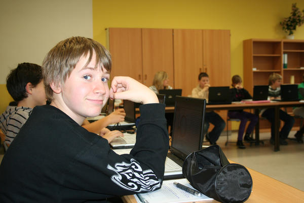 Hagen Weidenbach aus der 7 c freut sich &uuml;ber den Einsatz der PCs im Schulalltag.