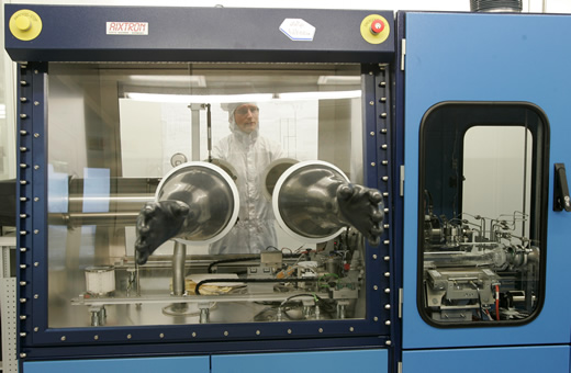 Bild vergrößern: Reinraumlabor im Zentrum für Mikro- und Nanotechnologien