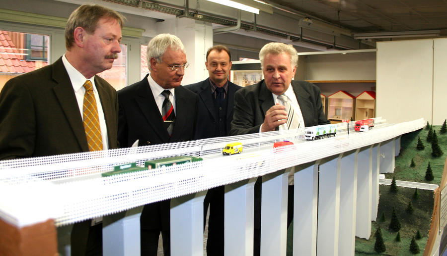 Dr. Nennstiehl pr&auml;sentiert seinen G&auml;sten die Reichenbachtalbr&uuml;cke