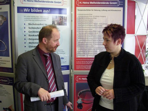 Vizelandrat Rainer Zobel im Gespr&auml;ch mit Frau Resch (H. Heinz Me&szlig;widerst&auml;nde GmbH)