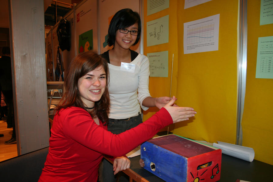 Marianne Schulz (links) und Thao Tran spielen auf ihrem "Theremin"