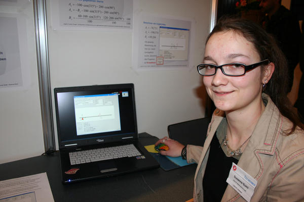 Susanne Sumi pr&auml;sentiert ihre Simulation zur "Konfiguration & Berechnung von Lagerreaktionen [...]"