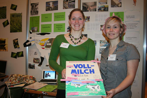 Rund um das Thema Milch ging es Laura Milde (links) und Anna Zorn