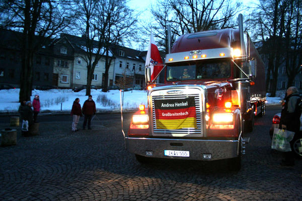 Einfahrt mit dem gro&szlig;en Ami-Truck