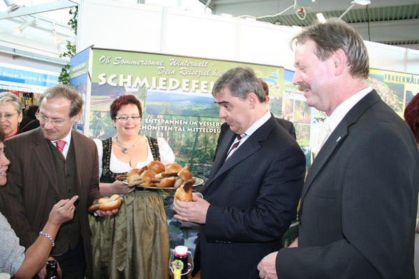 Mit Bier & Bratwurst: LR Dr. Kaufhold begr&uuml;&szlig;t seine G&auml;ste am Messestand. Auch Saarlands MP P. M&uuml;ller