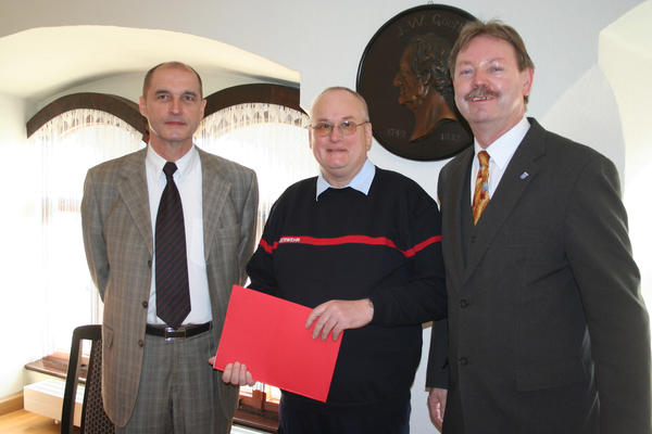 Der Landrat &uuml;berreicht einen Zuwendungsbescheid des Ilm-Kreises an den Stadtbrandmeister von Ilmenau