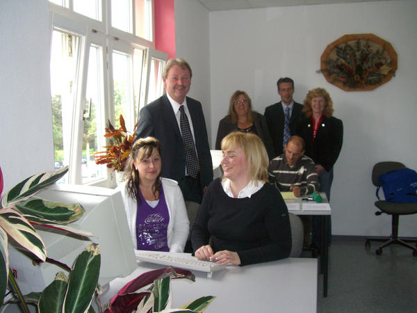Landrat im "Klassenzimmer" mit Teilnehmern der MCB Akademie