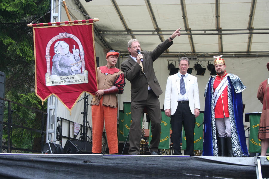 Landrat Dr. Benno Kaufhold mit dem Bratwurstk&ouml;nig beim Bratwurstseminar.