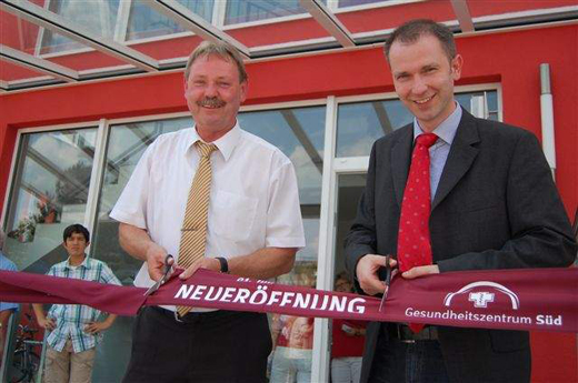 Nach kr&auml;ftezehrenden Monaten k&ouml;nnen Investor Michael Patenge und Landrat Dr. Kaufhold den Bau symbol