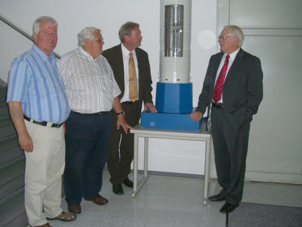 Betriebsleiter und Prokurist Gerd W&uuml;stefeld erkl&auml;rt den G&auml;sten das Modell eines 100m&sup3;-Fermenter