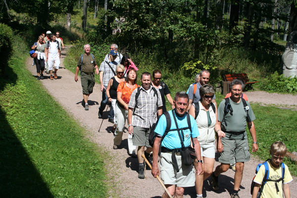 Wanderf&uuml;hrer Borgwarth (vorn links) mit Wandergruppe am Jagdhaus Gabelbach