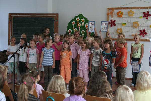 Die Grundsch&uuml;ler aus Plaue gestalteten ein kleines Festprogramm mit Liedern und Gedichten