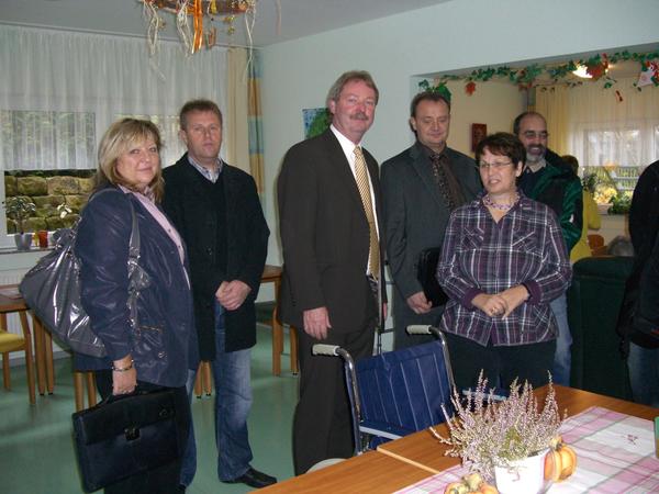 C. Schida w&auml;hrend des Rundganges mit R. Schida und den G&auml;sten M. Lang, W. Schmidt, LR und M. Ewald