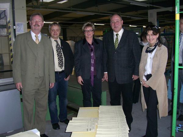 Landrat Dr. Benno Kaufhold (links) w&auml;hrend des Betriebsrundganges