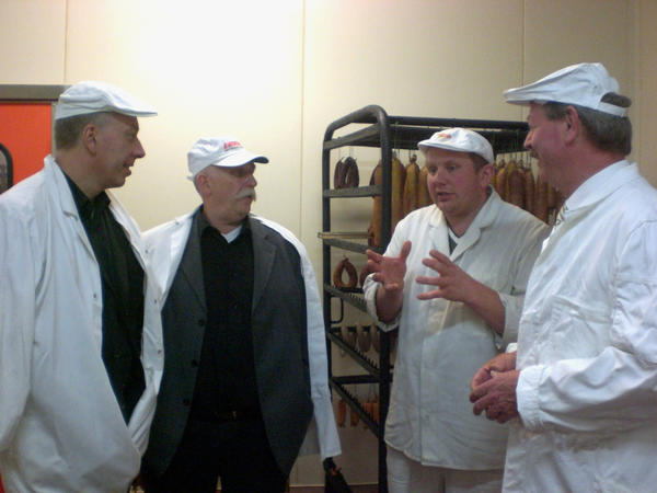 Fleischermeister Sven Gruschel erl&auml;utert den Produktionsablauf  der Wurstherstellung