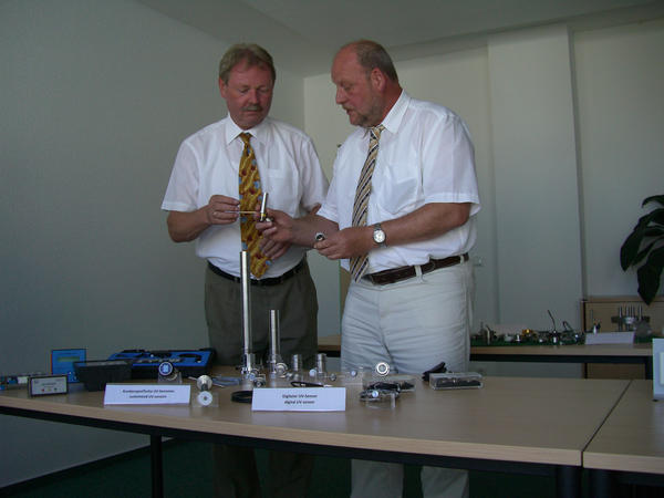 Landrat Benno Kaufhold (links) beim Fachsimpeln mit Gesch&auml;ftsf&uuml;hrer Horst Hansch im Ausstellungsraum