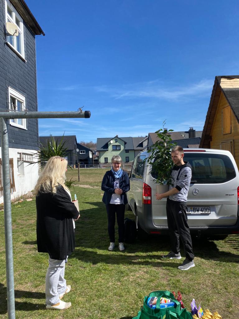 Mit S&uuml;&szlig;igkeiten, Tischtennisplatte und einer Sommerparty &uuml;berraschten der Verein Attraktives Ilmenau, das Bildungswerk Gro&szlig;breitenbach und die Landr&auml;tin das Kinderheim in Neustadt zu Ostern.