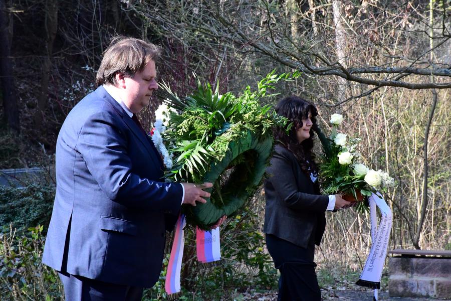 Landr&auml;tin Petra Enders und Konsul Alexey Novikov legten am Freitag, 17.4.2020, an der Gedenkst&auml;tte Jonastal Kr&auml;nze nieder.