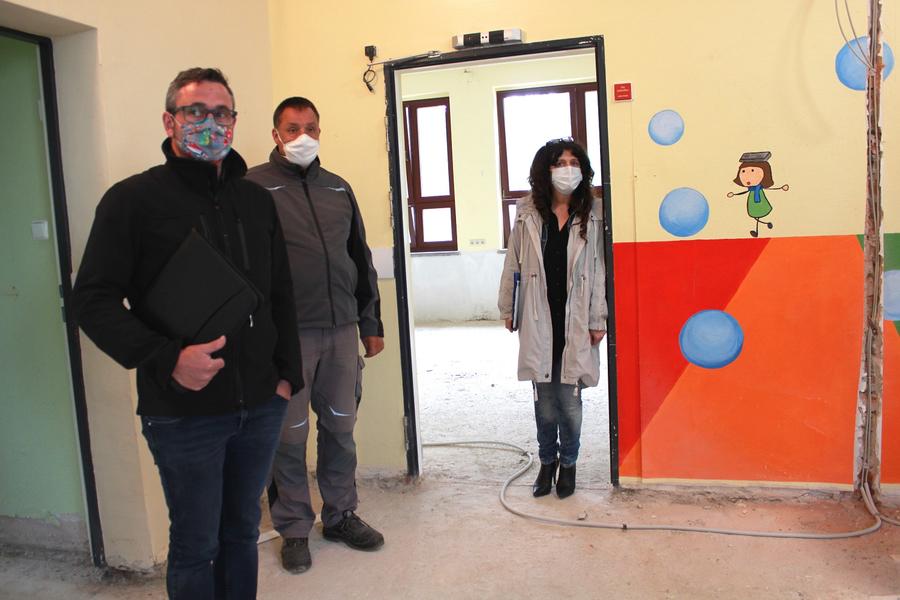 Bauleiter J&ouml;rg Kirsten und Landr&auml;tin Petra Enders stellten die Sanierungsma&szlig;nahmen in Martinroda vor.