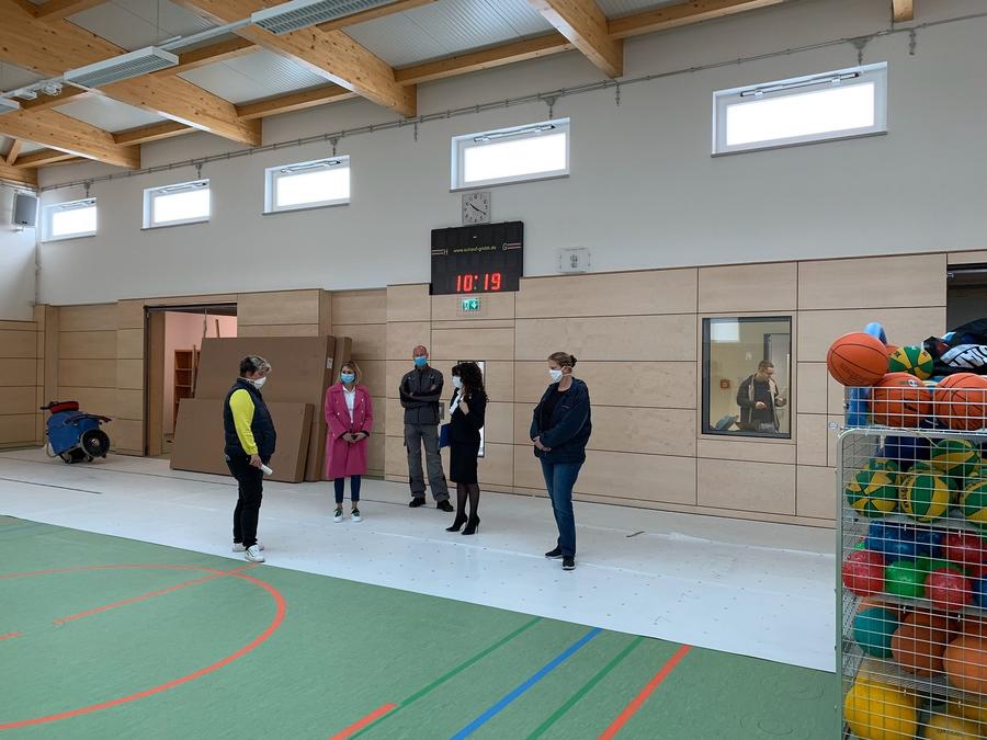 Landr&auml;tin Petra Enders im Gespr&auml;ch mit Bauleiterin Carmen Henkel, Schulleiterin B&auml;rbel Wilhelm, Cathleen Enzian vom Liegenschaftsamt und Hausmeister Denny H&uuml;tterer.