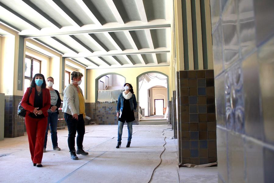 Schulleiterin Carola Gorke, Cathleen Enzian vom Liegenschaftsamt, Bauleiterin Carmen Henkel und Landr&auml;tin Petra Enders im Eingangsfoyer des ehemaligen Neideck-Gymnasiums.