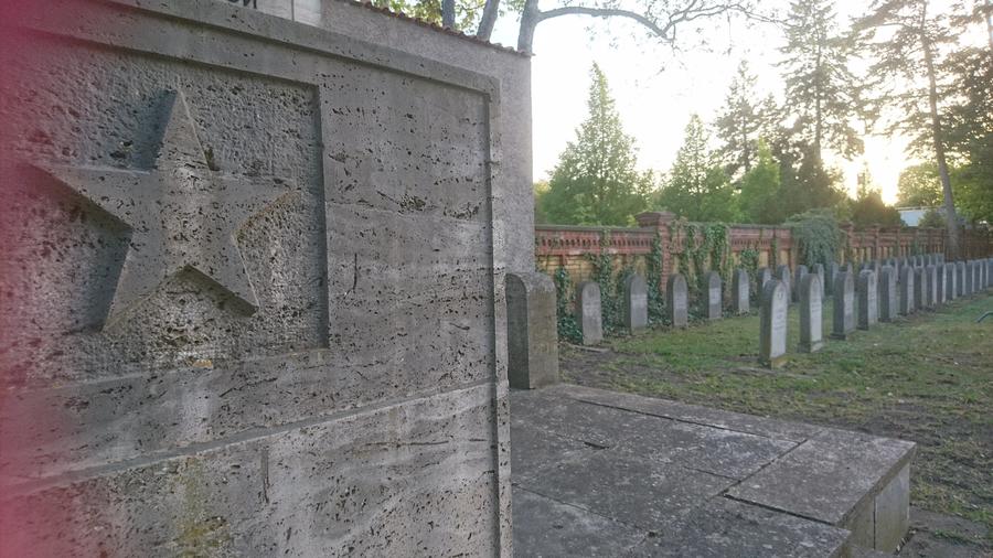Ehrenmal f&uuml;r die gefallenen Sowjetsoldaten auf dem Arnst&auml;dter Friedhof