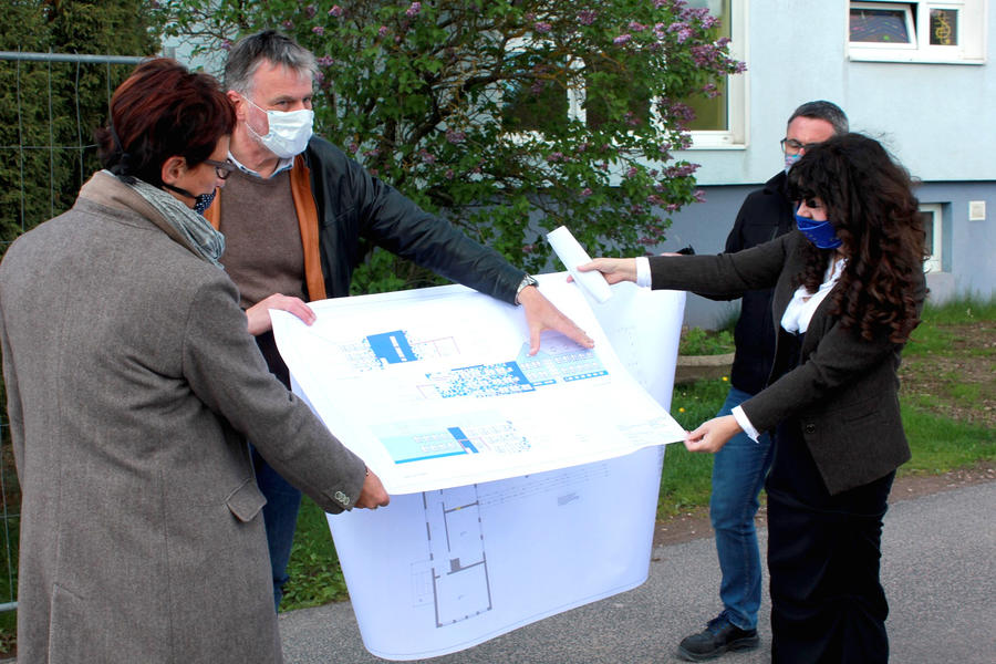 Schulleiterin Marion Tr&ouml;ster, Architekt Erdmann-Johannes Steffani, Bauleiter J&ouml;rg Kirsten, Landr&auml;tin Petra Enders.