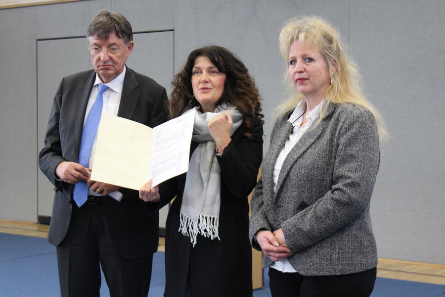 Staatssekret&auml;r Dr. Klaus S&uuml;hl, Landr&auml;tin Petra Enders und Schulleiterin Uta Zitzmann