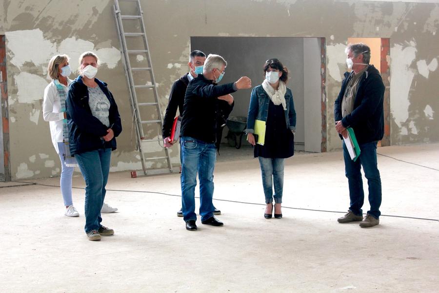Landr&auml;tin Petra Enders l&auml;sst sich den aktuellen Stand der Bauarbeiten in der Turnhalle Rabenhold in Arnstadt zeigen.