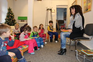 Bild vergrößern: Landrätin Petra Enders las den Kindern des Kindergartens Sonnenschein vor