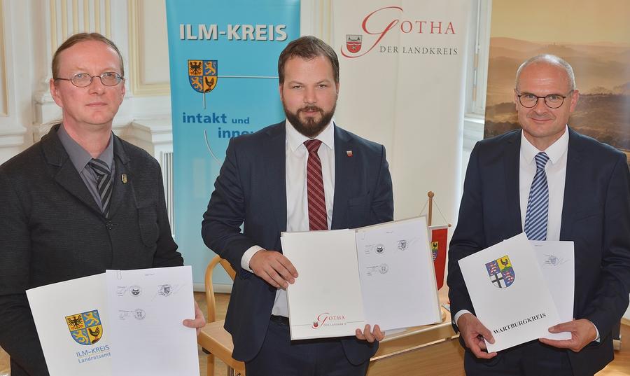 Der Beigeordnete des Ilm-Kreises, Kay Tischer, der Gothaer Landrat Onno Eckert und Udo Schlling, Beigeordneter des Wartburkreises, haben den Vertrag f&uuml;r eine Leitstelle Westth&uuml;ringen unterzeichnet.