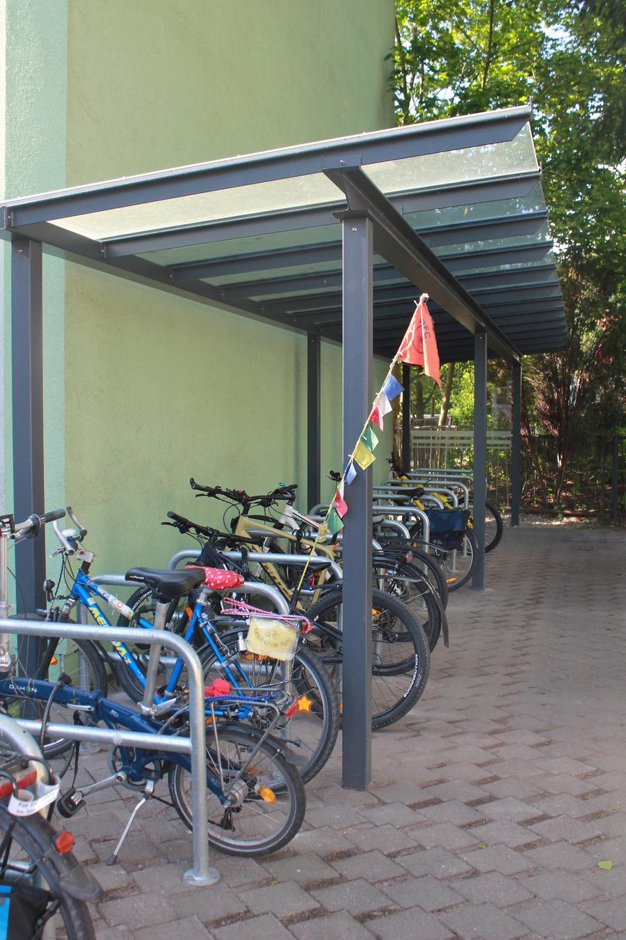 Die &uuml;berdachten Radabstellanlagen an der Scholl-Schule in Ilmenau.