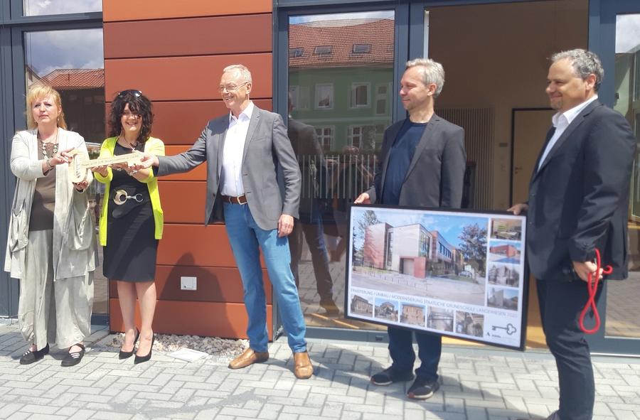 Einweihung der Grundschule Langewiesen. Schulleiterin Uta Zitzmann und Landr&auml;tin Petra Enders zusammen mit dem Architektenb&uuml;ro ABML architekten GmbH.