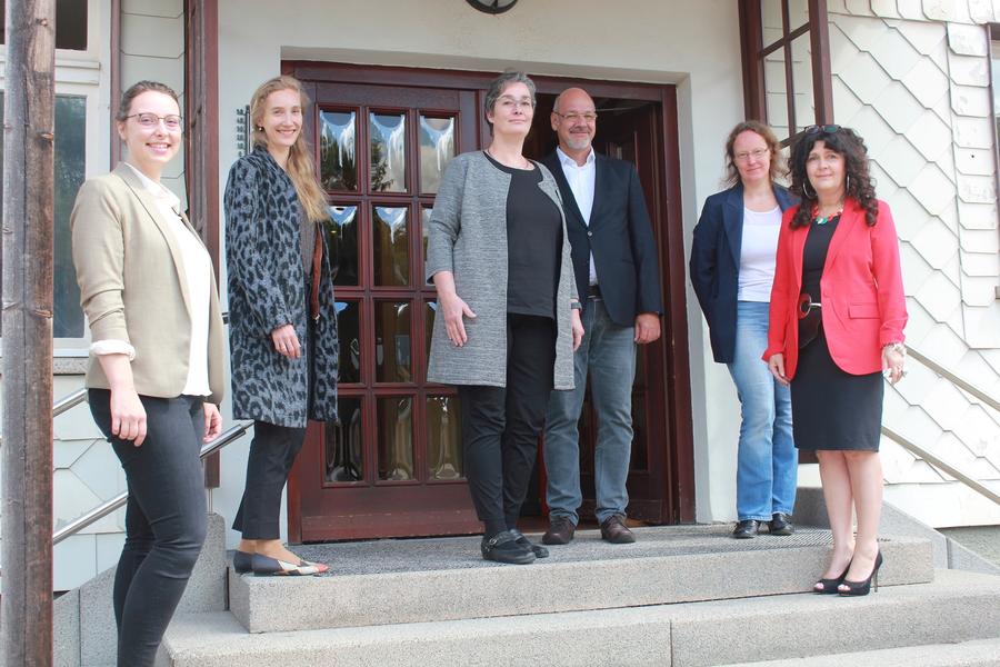 Das Team des Ilmkubators begr&uuml;&szlig;te Landr&auml;tin Petra Enders und Wirtschaftsf&ouml;rderin Ute B&ouml;nisch in ihren R&auml;umen auf dem Gel&auml;nde der Fischerh&uuml;tte.