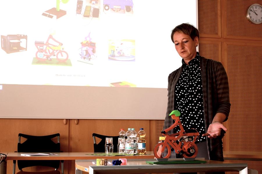Anja Kiesewetter vom Solar-Dorf Kettmannshausen pr&auml;sentiert die 3D-animierte Montage eines E-Biker-Modells.
