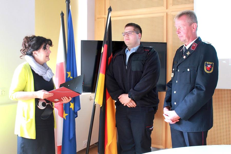 Landr&auml;tin Petra Enders &uuml;bergibt mit BKS-Amtsleiter Sebastian Arnold einen Zuwendungsbescheid f&uuml;r den Kreisfeuerwehrverband an Sven Tittelbach-Helmrich