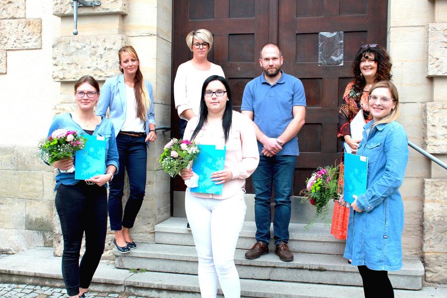 Jennifer Lefler, Ausbildungsleiterin Jessica K&ouml;hler, Personalr&auml;tin Nicole May, Annalena M&ouml;nch, Philipp Griep vom Personalamt, Landr&auml;tin Petra Enders und Juliane Priebs.